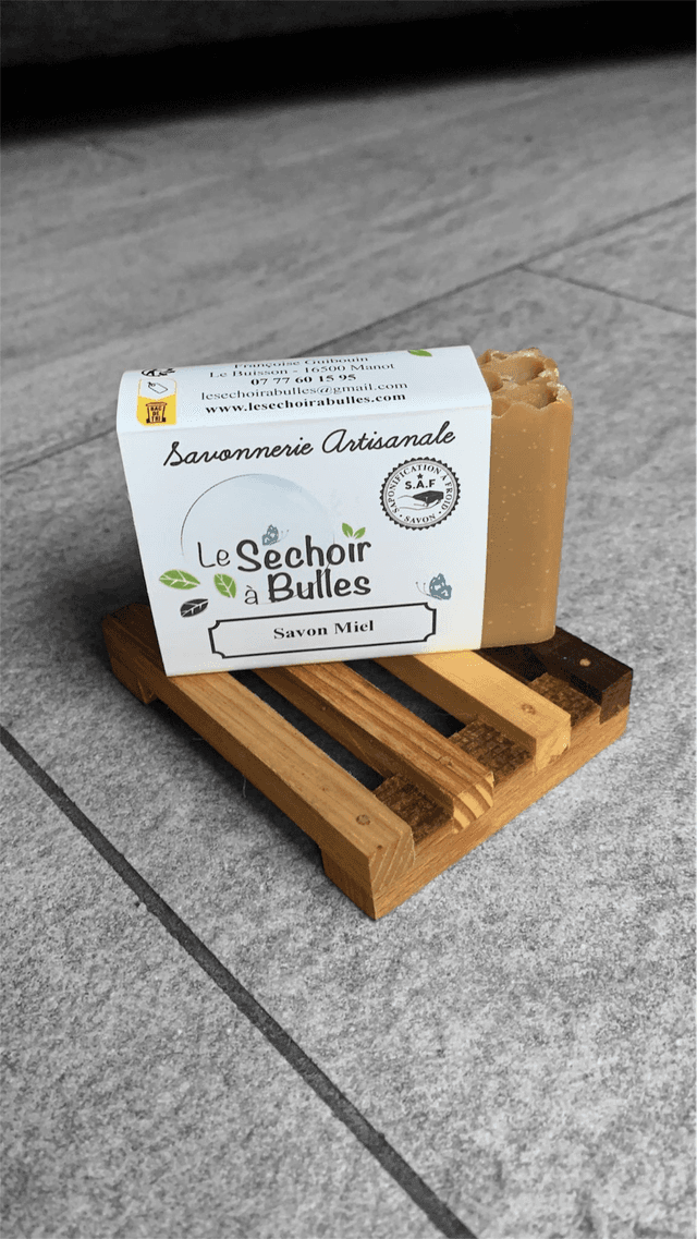 Savon au miel et à la cire d&#039;abeille avec porte savon en bois